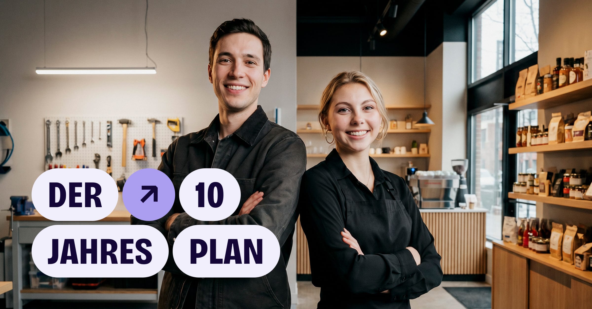 Ein Handwerker und eine Barista lächeln vor Werkstatt und Café; Text: „Der 10-Jahres-Plan“.