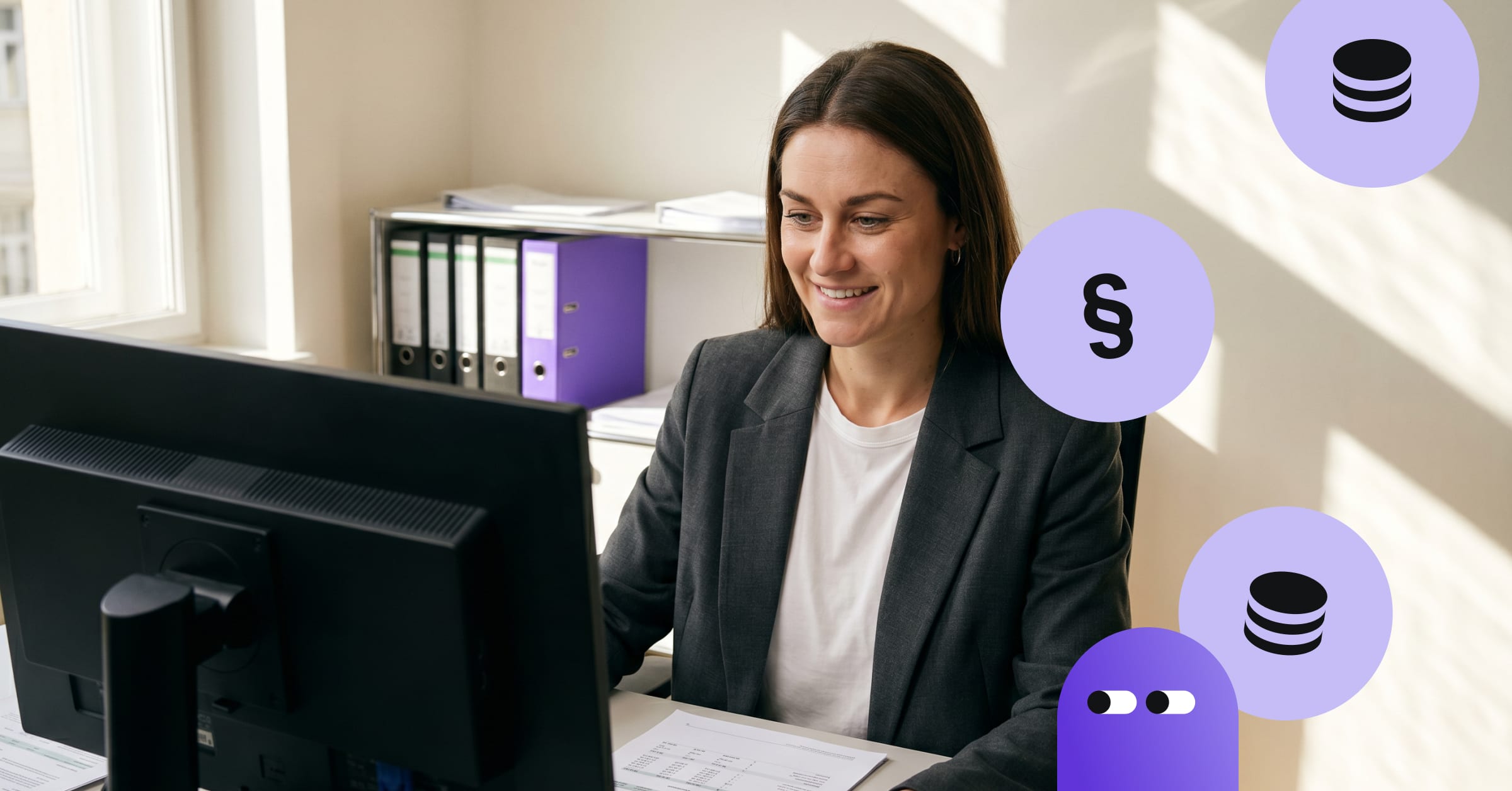 Eine Büroangestellte lächelt am Schreibtisch vor dem Monitor, umgeben von Aktenordnern und lila Grafiksymbolen.