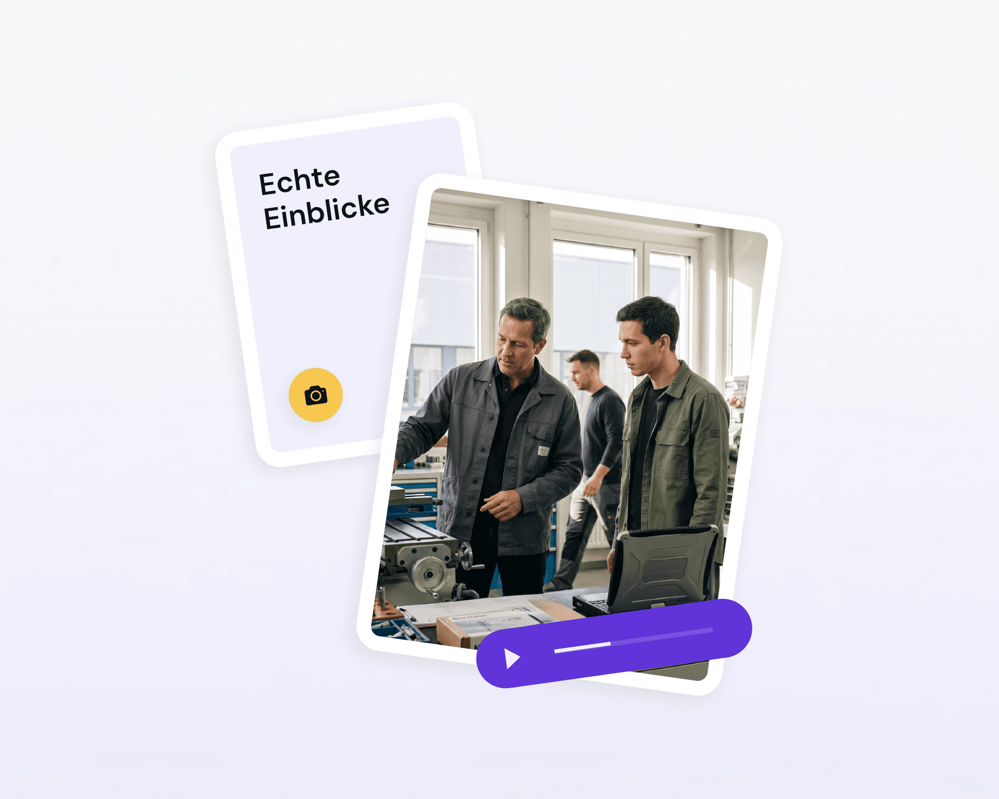 Ein Ausbilder erklärt einem Lehrling an einer Fräsmaschine in einer Werkstatt die Arbeitsschritte.