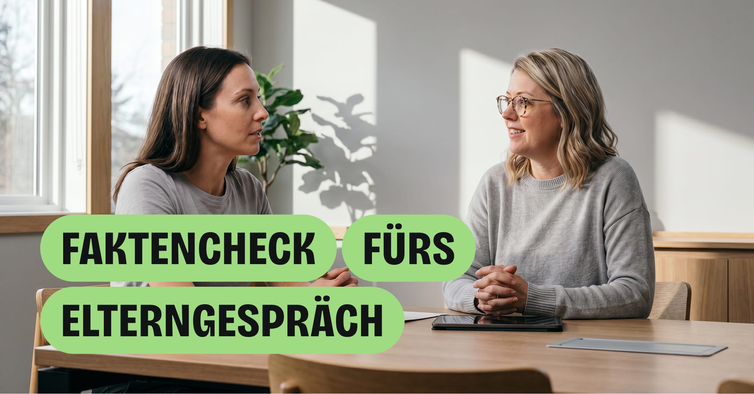 Zwei Frauen unterhalten sich an einem Holztisch unter dem Schriftzug „Faktencheck fürs Elterngespräch“.