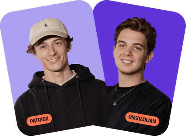 Patrick mit Basecap im schwarzen Hoodie und Maximilian im schwarzen Pullover lächeln vor lila Hintergrund.