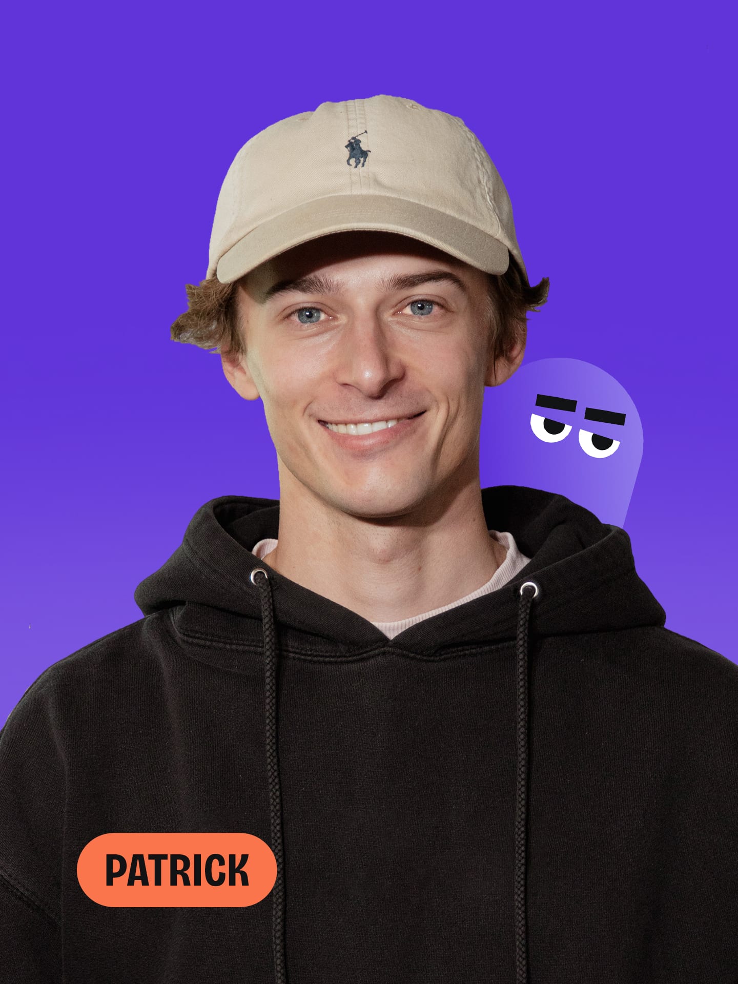 Patrick lächelt in schwarzem Hoodie und beiger Basecap vor lila Hintergrund, hinter ihm eine lila Comicfigur.